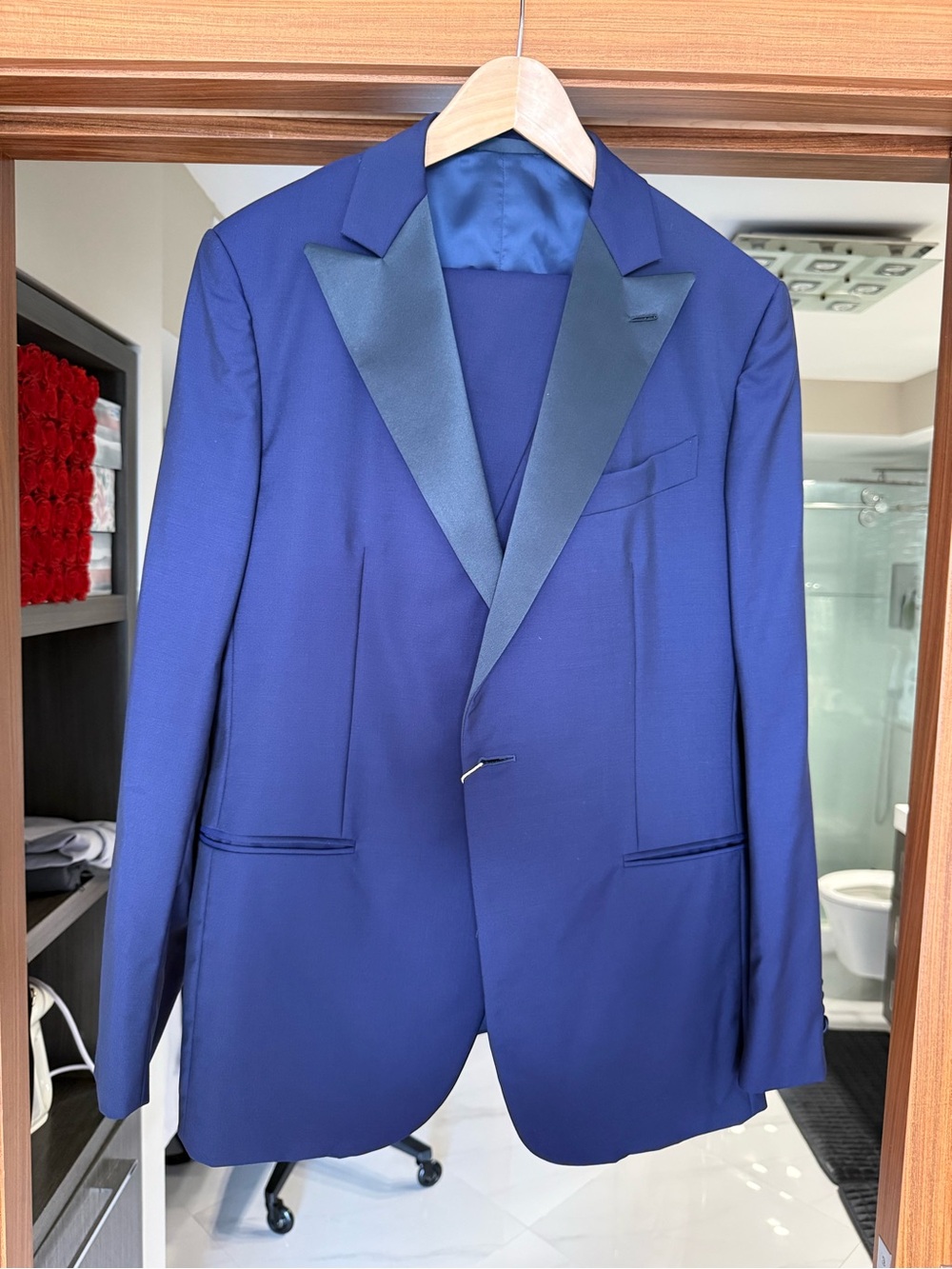 CARUSO Full Canvas Blue Wool-Mohair Tuxedo
MANON 42R (Eu 52) Made In Italy Suit